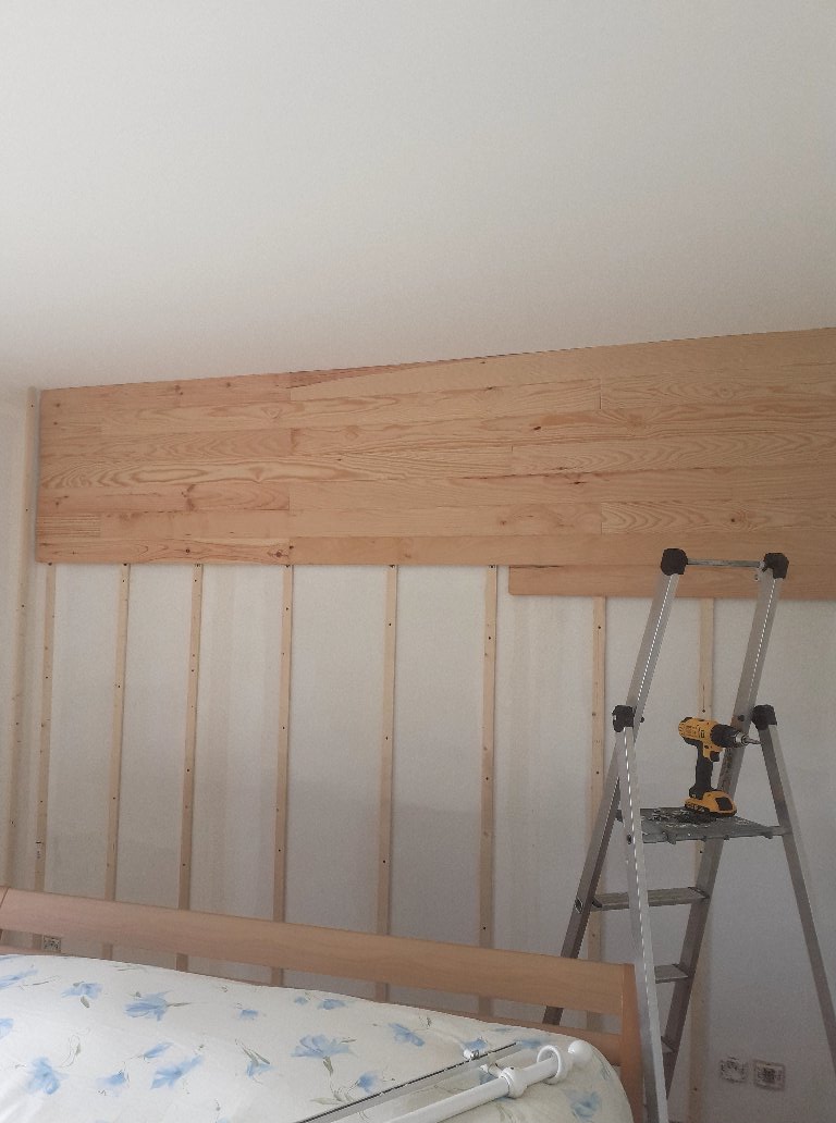 Réalisation d'un mur en bois par Paint House à Troarn Réalisation d'un mur en bois par Paint House à Troarn
