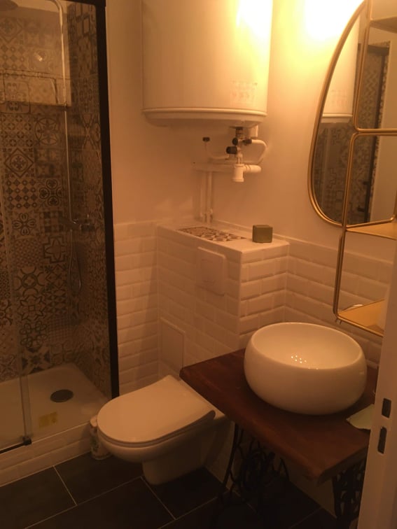 Rénovation intérieure - Paint House 14 - Salle de bain avec toilettes et lavabo Rénovation intérieure - Paint House 14 - Salle de bain avec toilettes et lavabo